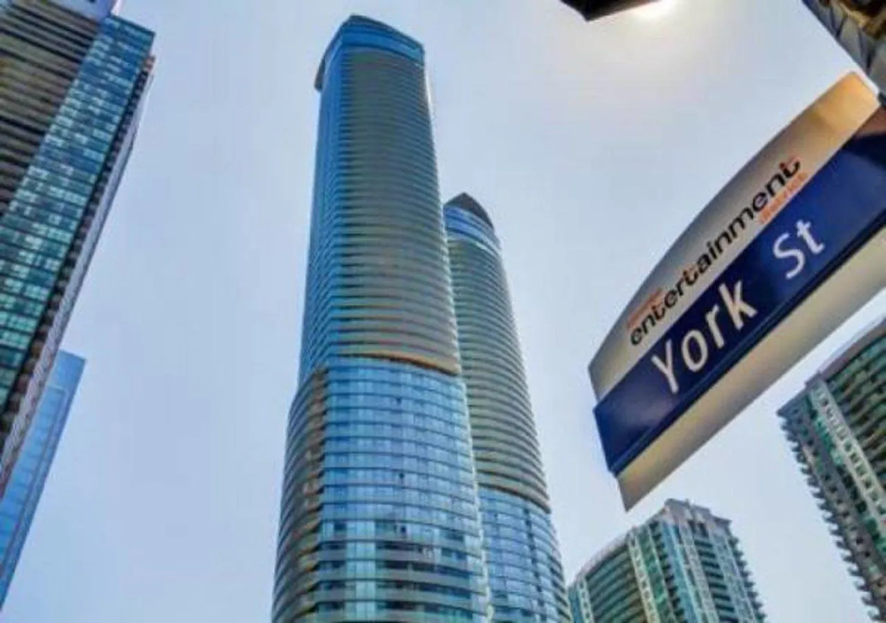 Eg Suites - York St Condos Cn Tower Toronto