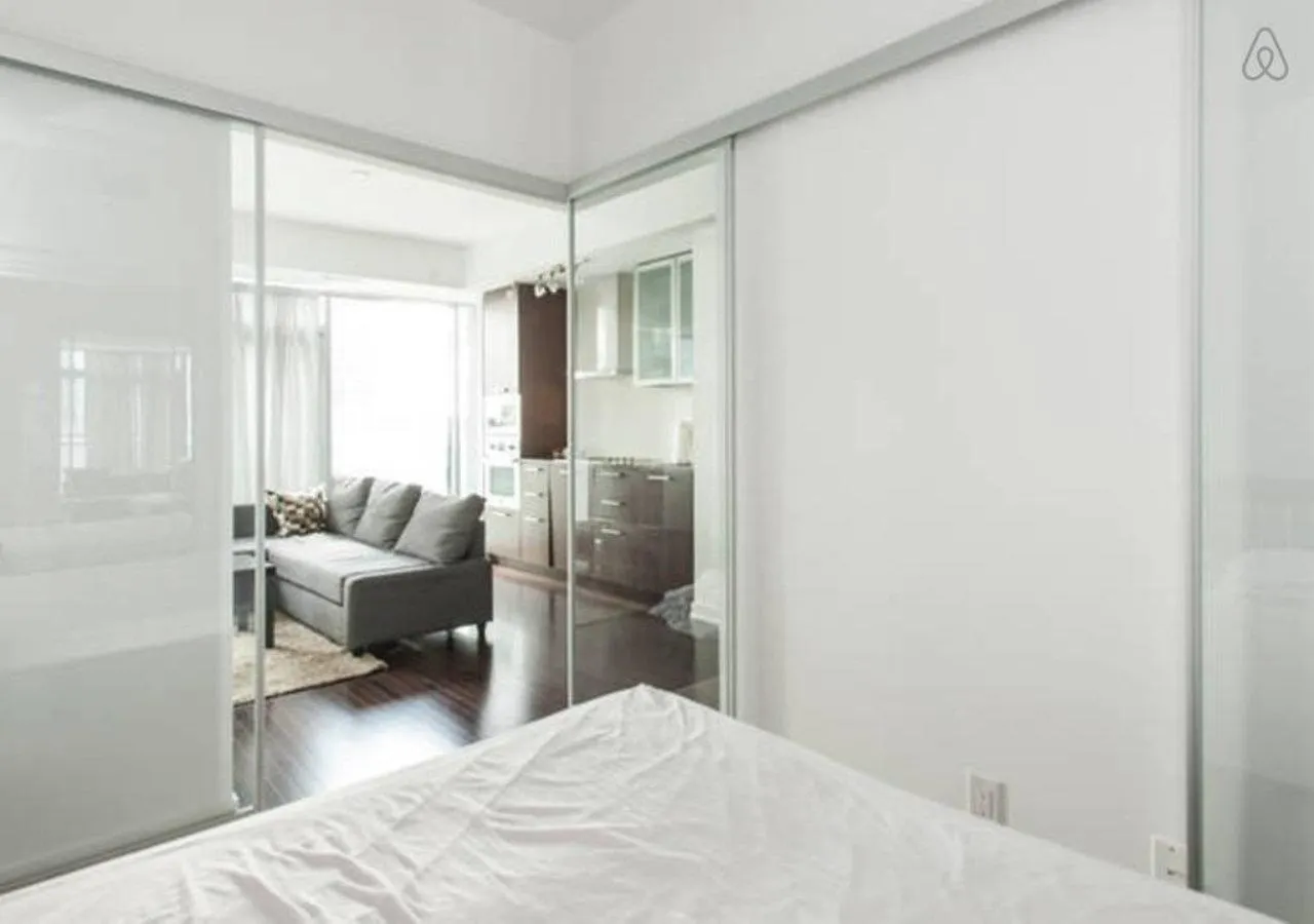 Eg Suites - York St Condos Cn Tower